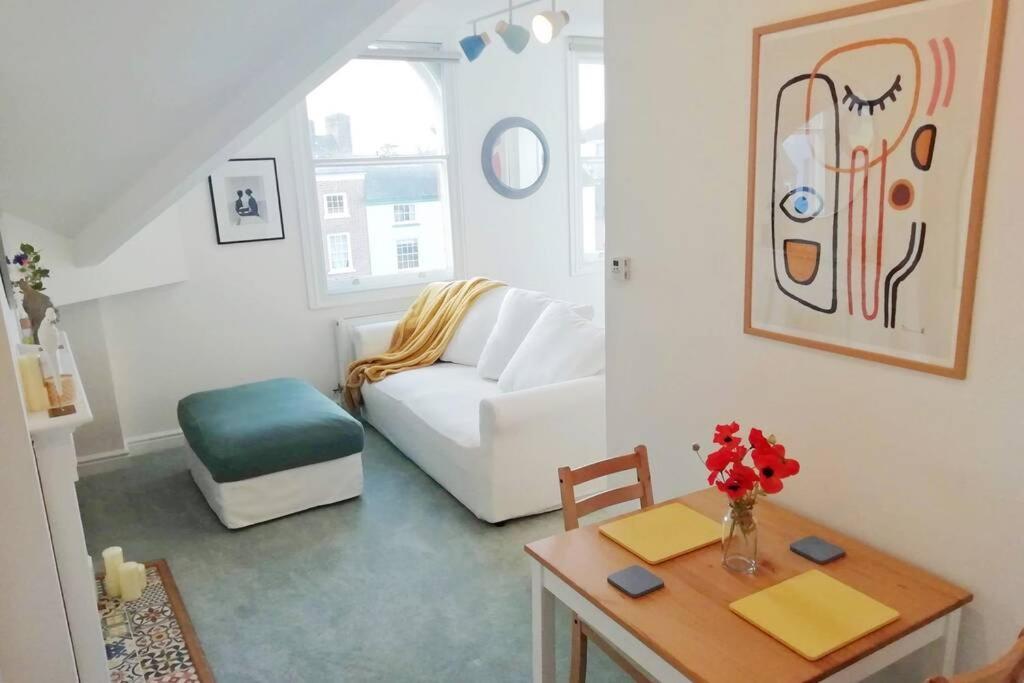 Cosy, Elegant Apartment In Heart Of Ludlow Town ภายนอก รูปภาพ